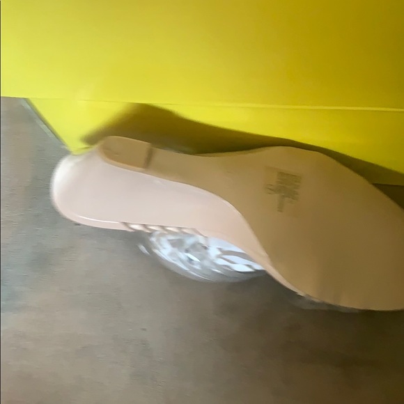 Nude - Picture 3 of 4